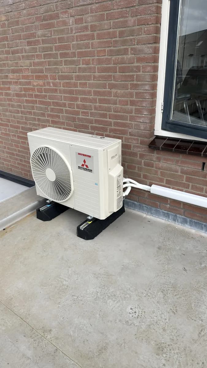 Airco buitenunit op balkon Rotterdam