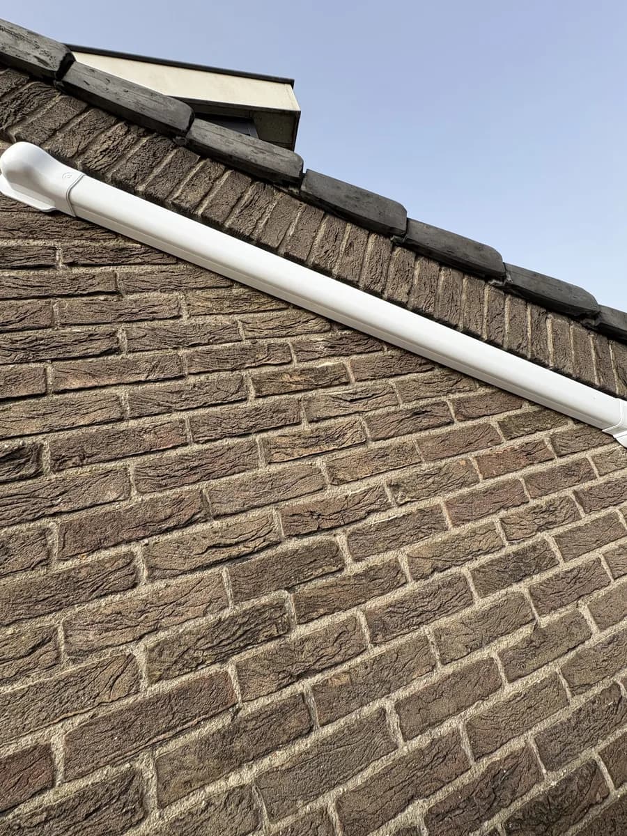 Strak leidingwerk langs buitengevel airco Rotterdam